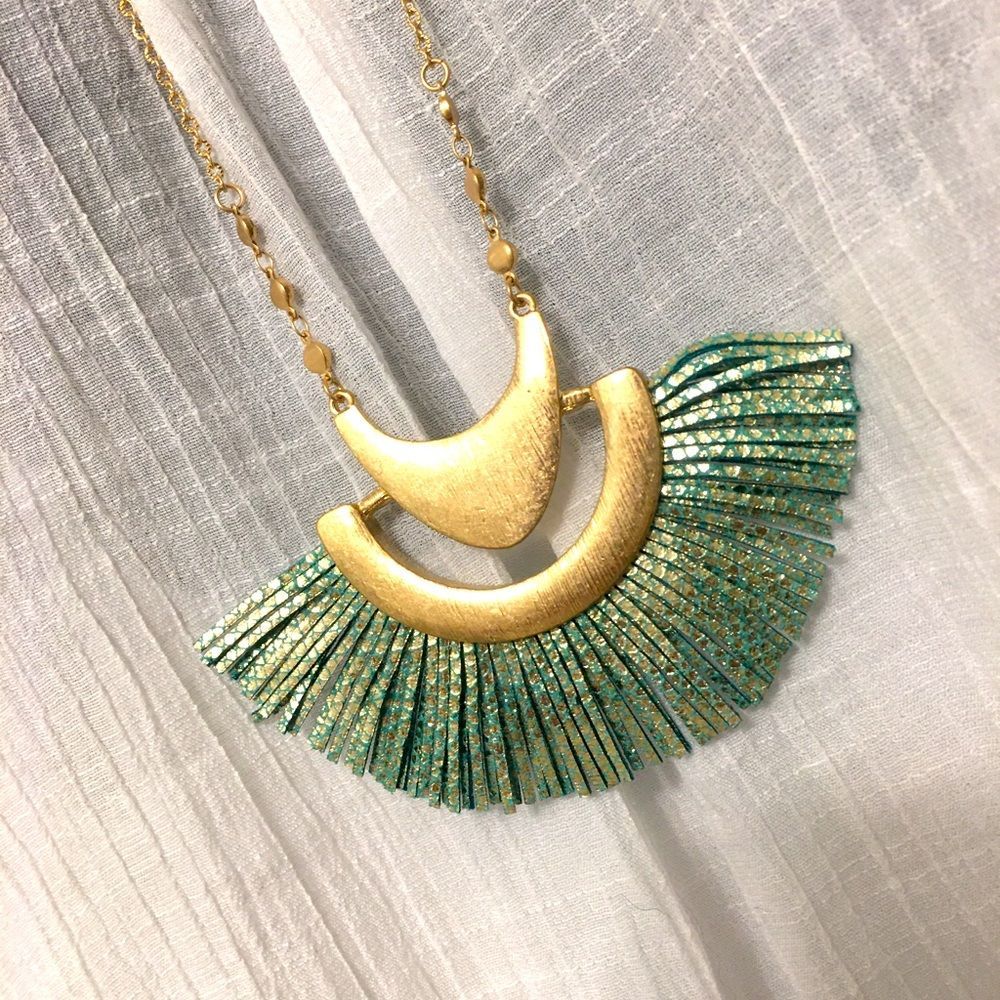 NWT - Boho leather colored fan 🔥 gold chain ❤️